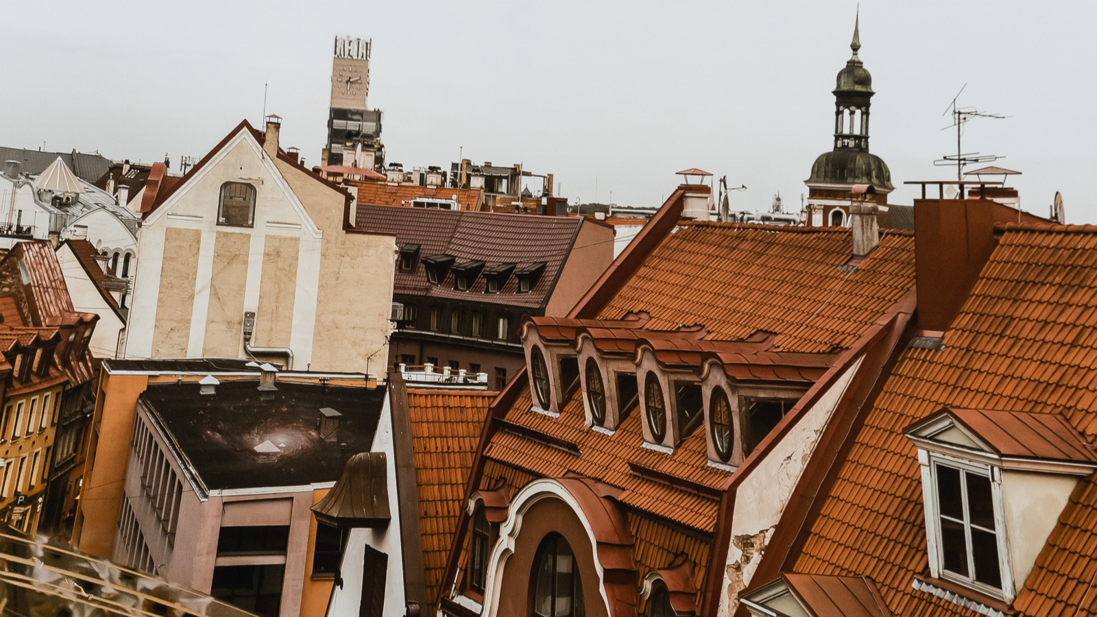 Vecrīgas jumtu ainavas Ineses Kalniņas fotogrāfiju izstādē “Pār–Rīga”