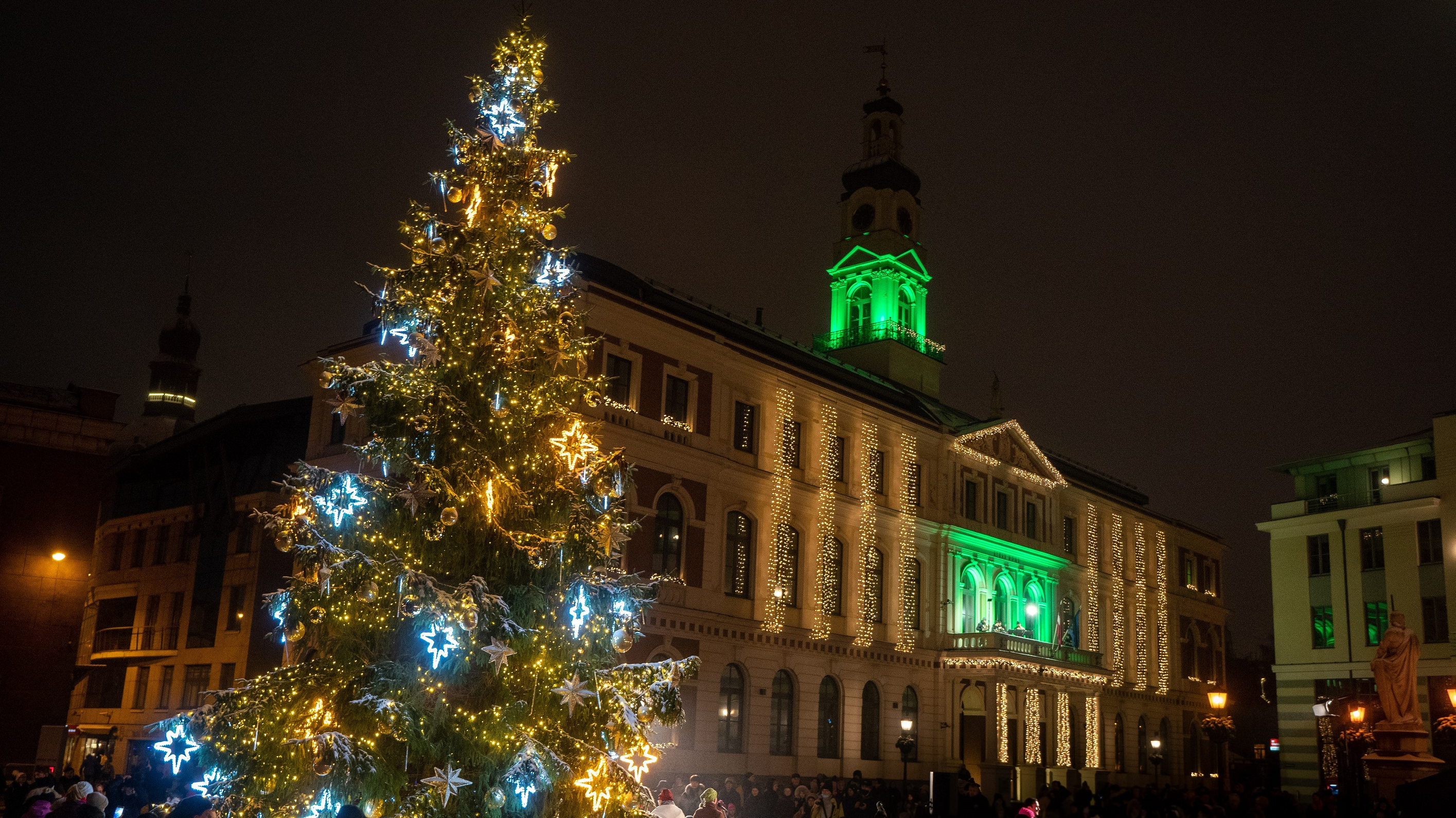 Rīgā iedegtas Ziemassvētku egles; sācies svētku gaidīšanas laiks