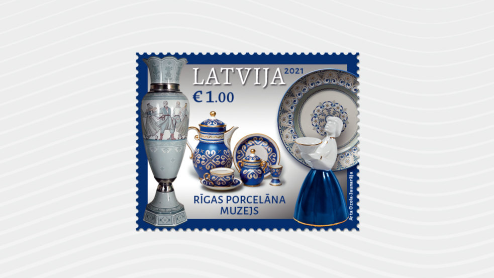 Latvijas Pasts pirmo pastmarku velta Rīgas Porcelāna muzejam