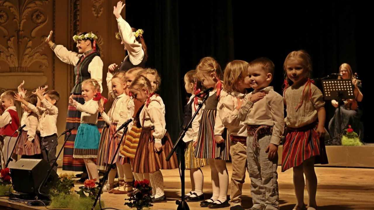 “Knīpas un Knauķi” ieskandina Lieldienas koncertā Rīgas Latviešu biedrībā