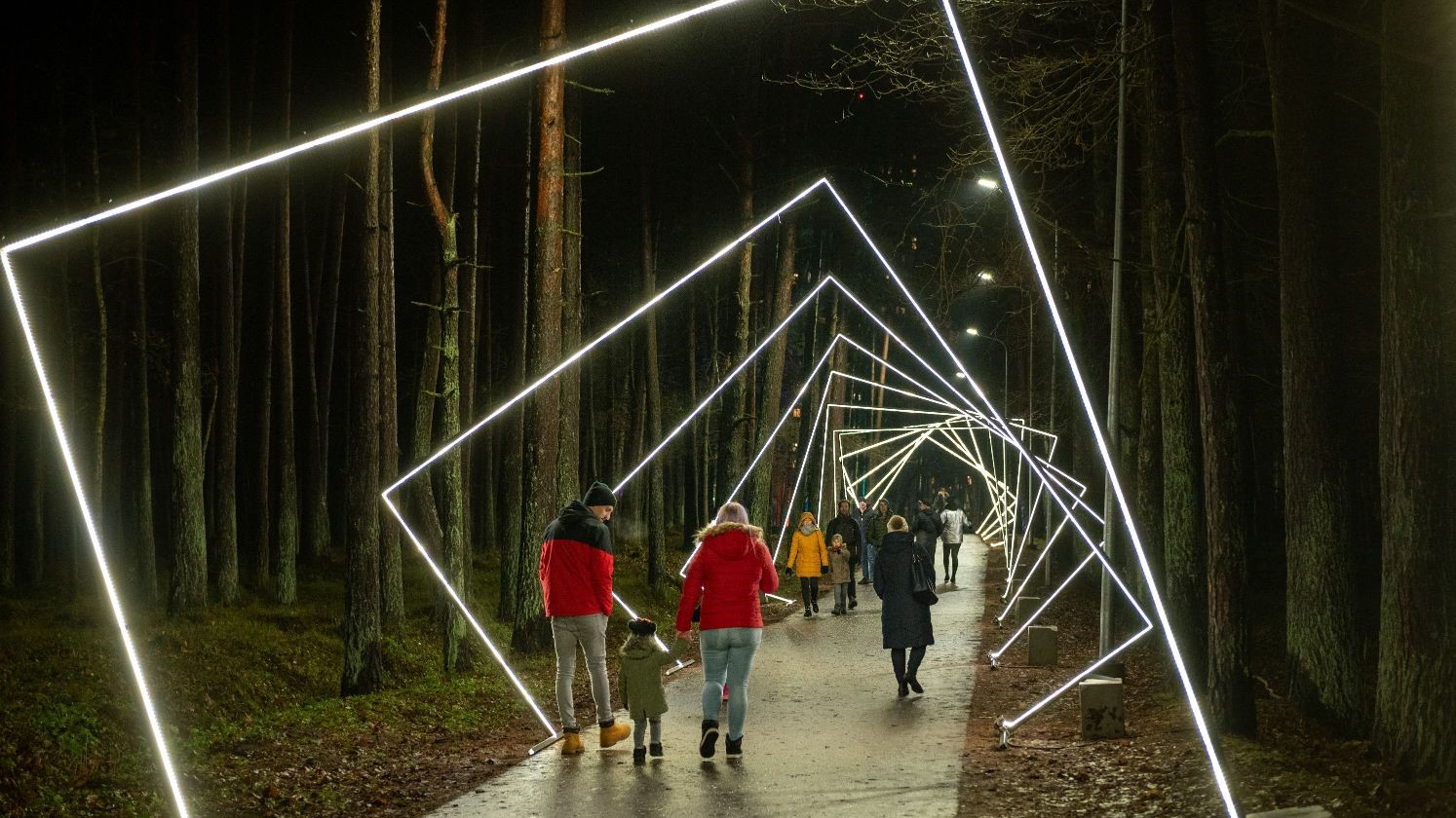 Vēl līdz 10. janvārim iespēja apskatīt svētku izgaismojumu Rīgas apkaimju parkos 
