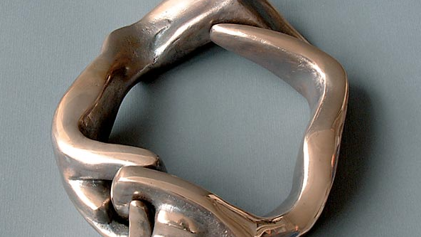 Vijas Ilzes Dzintares jubilejas izstāde “Akmens tēli fotogrāfijās, medaļas bronzā”