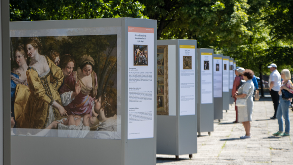 Esplanādē ir skatāmas Prado muzeja gleznu lielformāta reprodukcijas