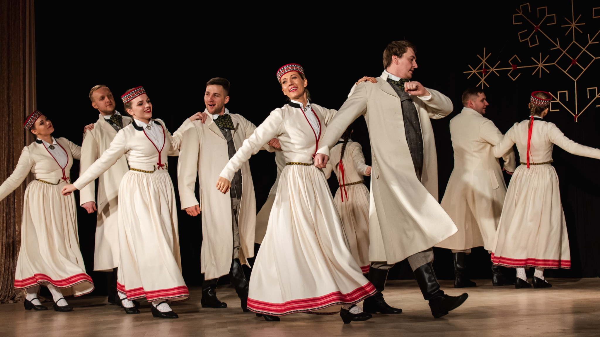 Rīgas Kultūras centrā “Iļģuciems” deju kolektīvs “Dejotprieks” krāšņā koncertā “Pilnos ziedos” svinēs 25 gadu jubileju