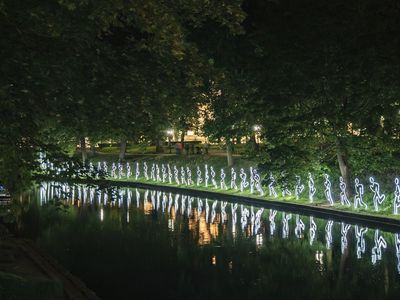 Gaismas instalācija “Par mieru!” ir mierīga pastaiga, kas nemanot pāraug skrējienā, bet skrējienam piemīt gaismas ātrums. Mākslas darba moto: Par mieru, par brīvību, par mākslu! 