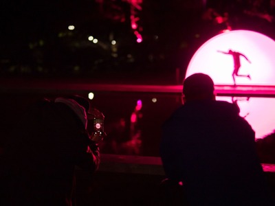 “Dārzs, kur saule riet” ir audiovizuāla pilsētvides instalācija, kurā katrs apmeklētājs var uz brīdi nokļūt romantiskā, mierpilnā, draudzības, mīlestības un saulrieta gaismas piepildītā vidē.