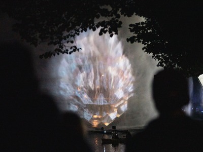 Optiskās gaismas projekcija “Biopoētika” pilsētas kanālā pie Rīgas Brīvostas pārvaldes ēkas 