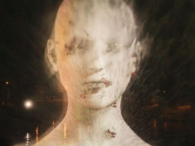 Optiskās gaismas projekcija “Biopoētika” pilsētas kanālā pie Rīgas Brīvostas pārvaldes ēkas 