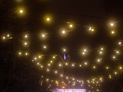 Pilsētā apskatāmas 20 pašvaldības nodrošinātas un rotātas svētku egles, elektrisko dekoru noformējums, vides objekti un instalācijas