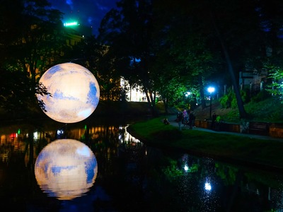 Britu mākslinieka Lūka Džerama (Luke Jerram) gaismas instalācijas