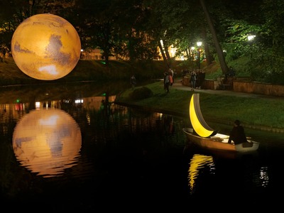 Britu mākslinieka Lūka Džerama (Luke Jerram) gaismas instalācijas