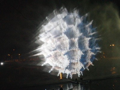 Optiskās gaismas projekcija “Biopoētika” pilsētas kanālā pie Rīgas Brīvostas pārvaldes ēkas 