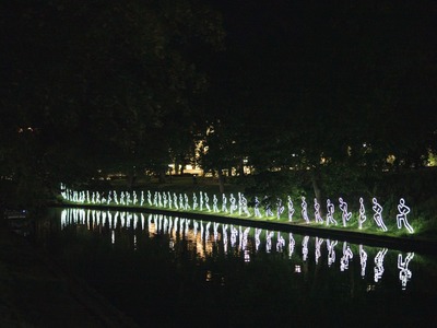 Bastejkalna vairāk nekā 100 metrus garā gaismas instalācija “Par mieru!”