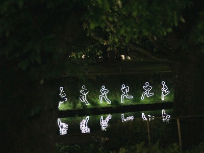 Bastejkalna vairāk nekā 100 metrus garā gaismas instalācija “Par mieru!”