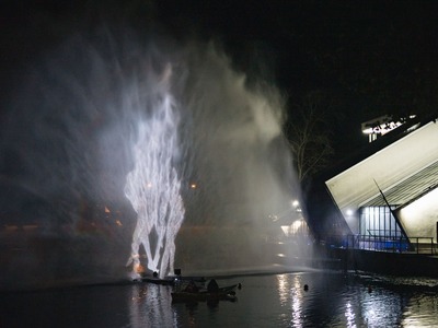 Optiskās gaismas projekcija “Biopoētika” pilsētas kanālā pie Rīgas Brīvostas pārvaldes ēkas 