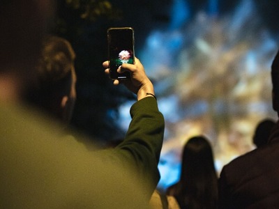 Optiskās gaismas projekcija “Biopoētika” pilsētas kanālā pie Rīgas Brīvostas pārvaldes ēkas 