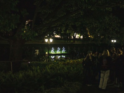 Bastejkalna vairāk nekā 100 metrus garā gaismas instalācija “Par mieru!”