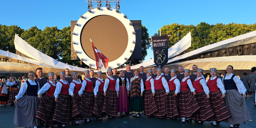 Vidējās paaudzes deju kolektīva “Daiļrade” 15 gadu jubilejas koncerts “Iedzintaroties!”