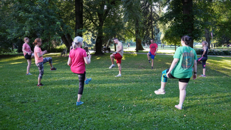 Rīgas pašvaldība aicina pievienoties bezmaksas sporta nodarbībām apkaimēs