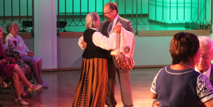 Simtgadnieki izdejo zaļumballi cauri  valsts gadsimtam