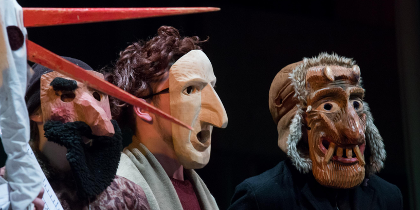 Cilvēki latviešu tradicionālajās maskās  