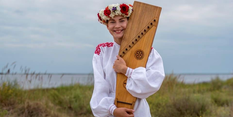 Mīlestības dainas sveču gaismā pie kamīna