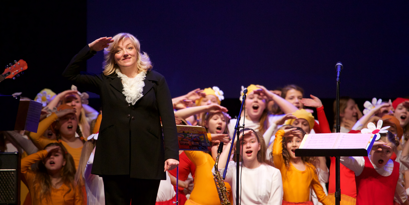 Rīgas Doma meiteņu koris "Tiara" aicina uz koncertuzvedumu “Gribas drusku pablēņoties”