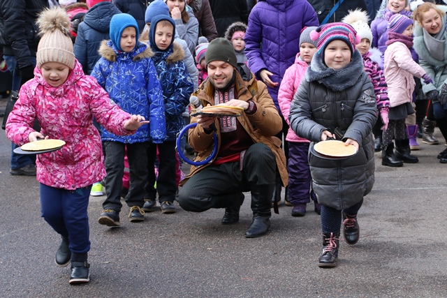 Bērnu un jauniešu centrs “Bolderāja” ieskandina pavasari ar “Saules un pankūku svētkiem”
