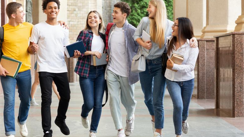 Rīgas reģiona jaunieši un pedagogi aicināti piedalīties pasākumos “Solis pretī”