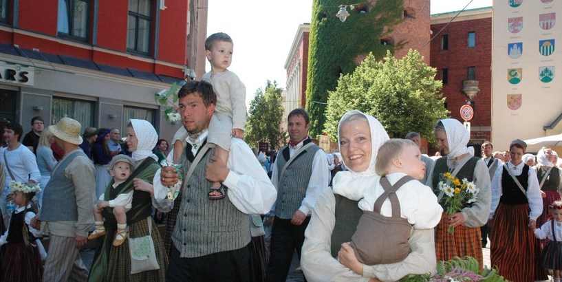 Rīgā nodrošina dziesmu svētku nepārtrauktības procesu – rīdzinieki pošas svētkiem