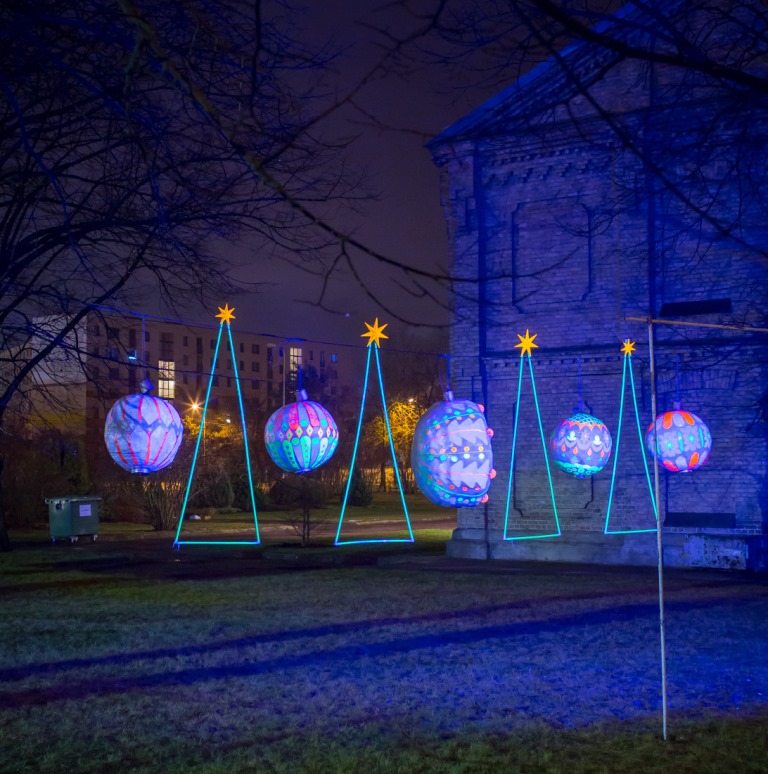 Bolderājas Mūzikas un mākslas skolas radītais vides objekts festivālā "Ziemassvētku egļu ceļš"