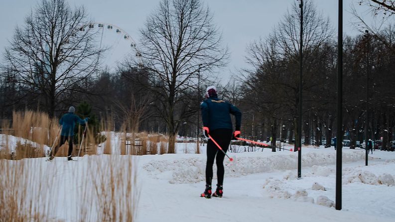 Rīdzinieki aicināti baudīt ziemas priekus slēpošanas trasē Uzvaras parkā