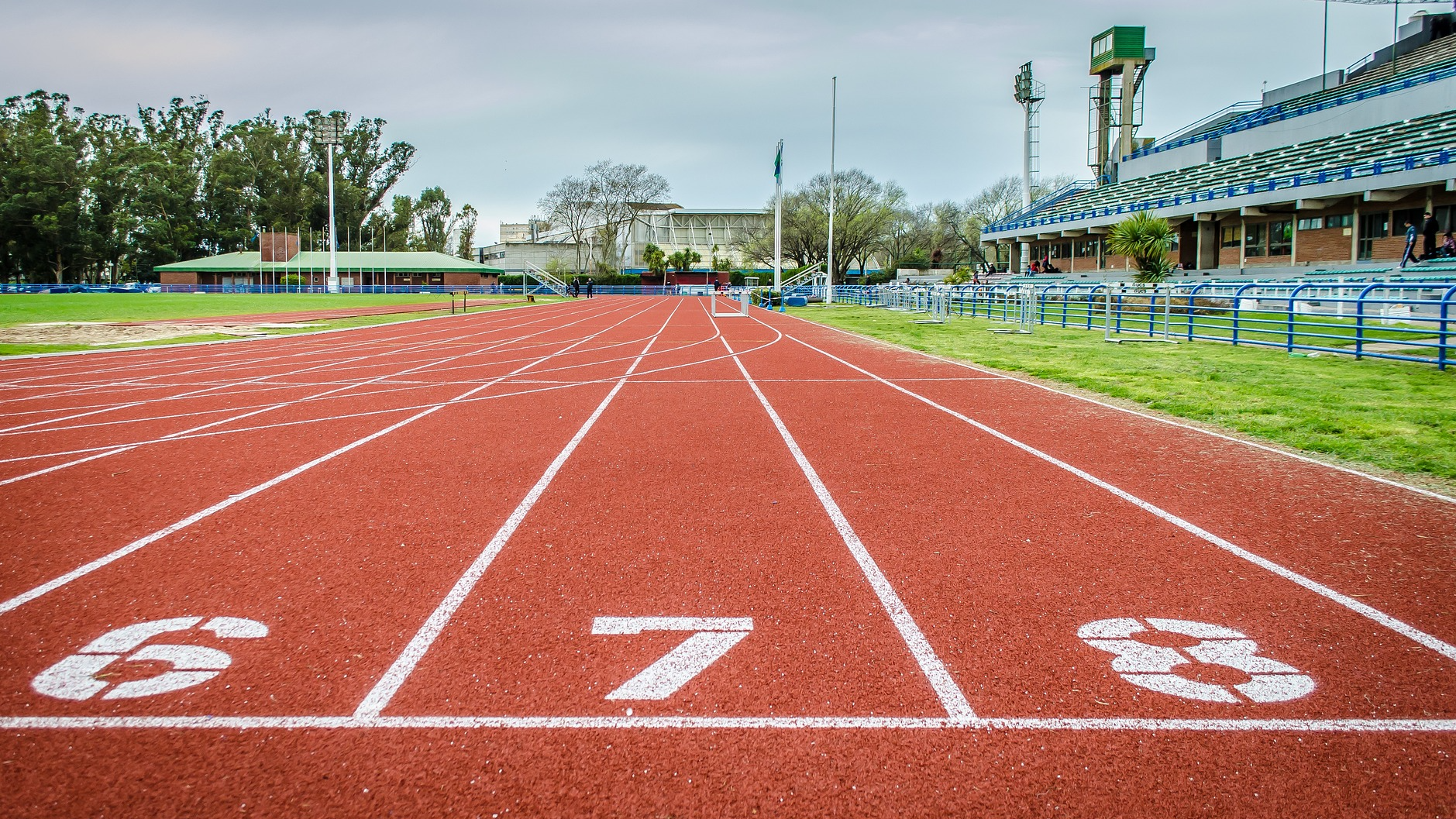 Sporta stadions ar skrejceļu un skatītāju tribīnēm