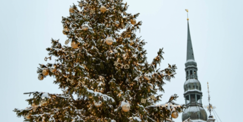 Rātslaukuma egle ar zeltītām Rīgas atslēgām