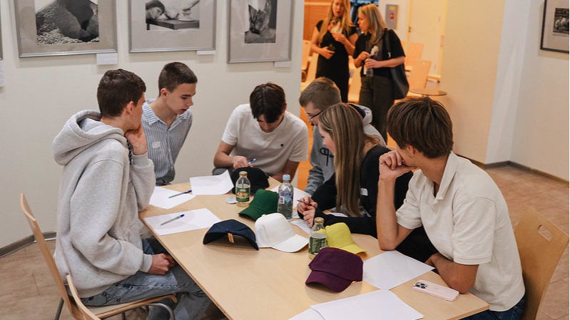 Rīgas jaunieši rosina uzlabot vilcienu pieejamību, pārskatīt sabiedriskā transporta maršrutus un attīstīt drošu veloinfrastruktūru