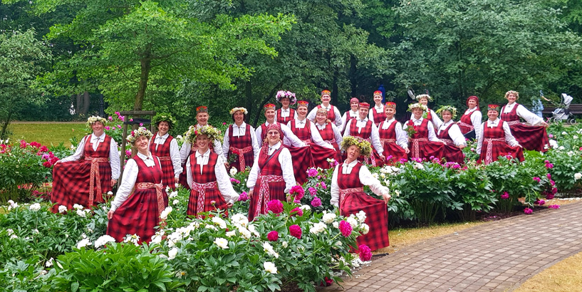 Sieviešu kora Ausma dziedātājas