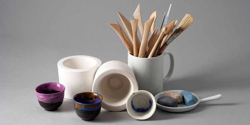 Porcelāna veidošanas darbnīcas darbarīki un materiāli