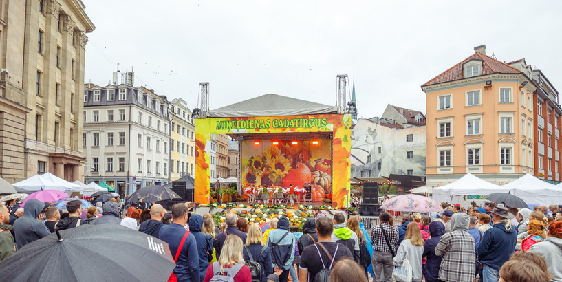 Miķeļdienas gadatirgus estrāde ar dejotājiem