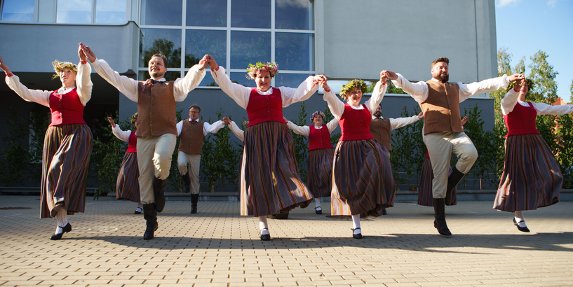 Deju kolektīvs "Imantieši" ielūdz uz sadraudzības koncertu "Maija palēciens"
