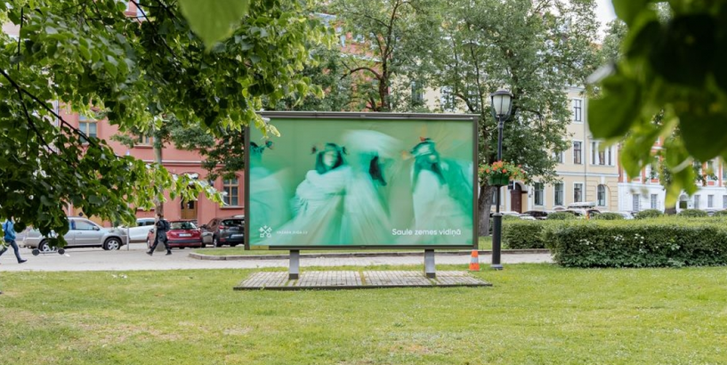 Stends pilsētvidē ar Jāņu tematiku