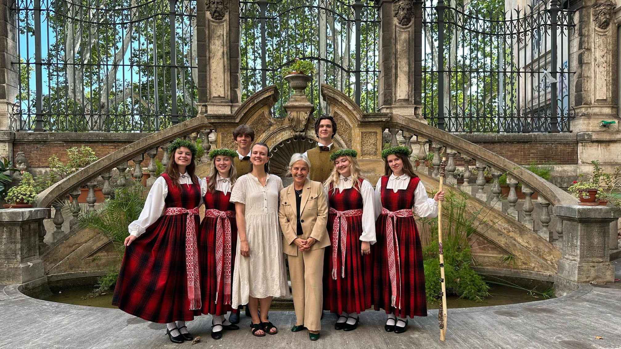 Bērnu un jauniešu vokālā ansambļa “Kolibri” Jauniešu grupa  no konkursa Romā atgriežas ar diviem zelta diplomiem