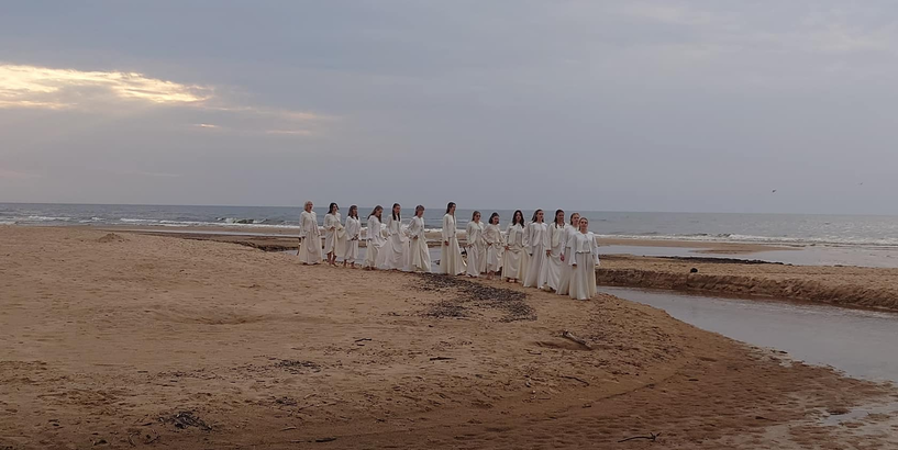 Sieviešu koris  jūras krastā