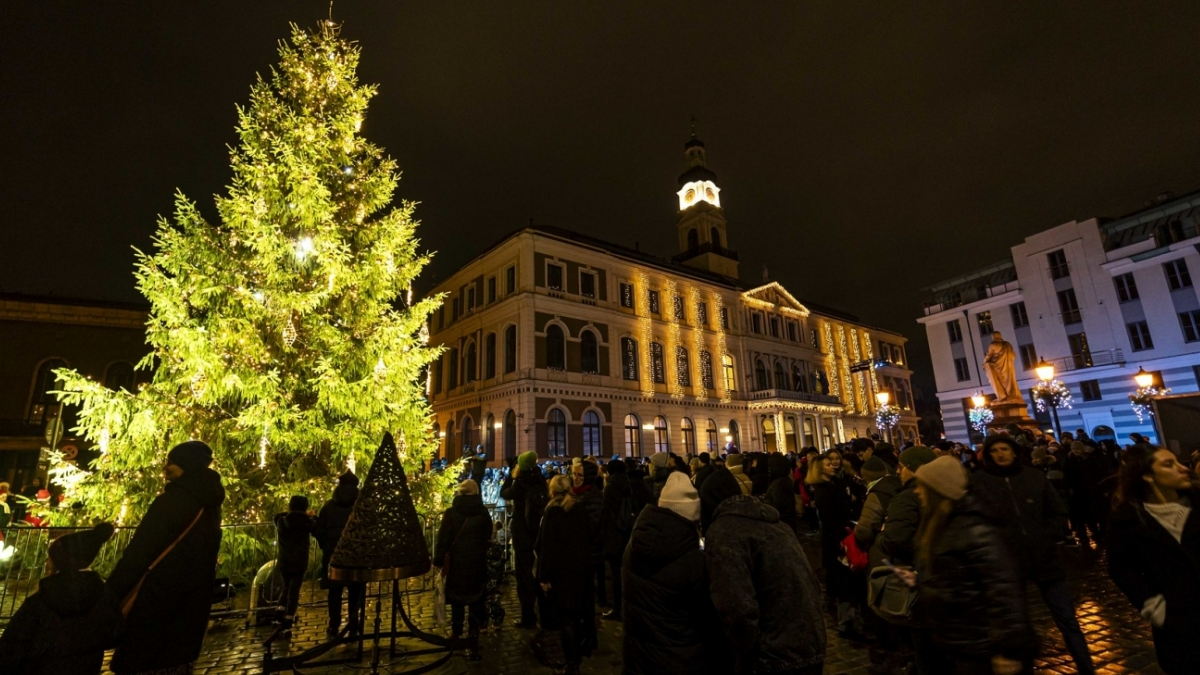 Rīgas galvenā Ziemassvētku egle Rātslaukumā iemirdzēsies jau 29. novembrī