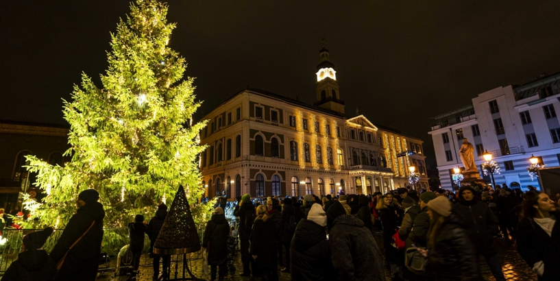 Rīgas galvenā Ziemassvētku egle Rātslaukumā iemirdzēsies jau 29. novembrī