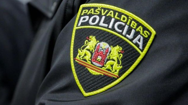 Rīgas pašvaldības policija regulē iedzīvotāju plūsmas intensitāti izgaismotajā Biķernieku meža takā un Anniņmuižas parkā