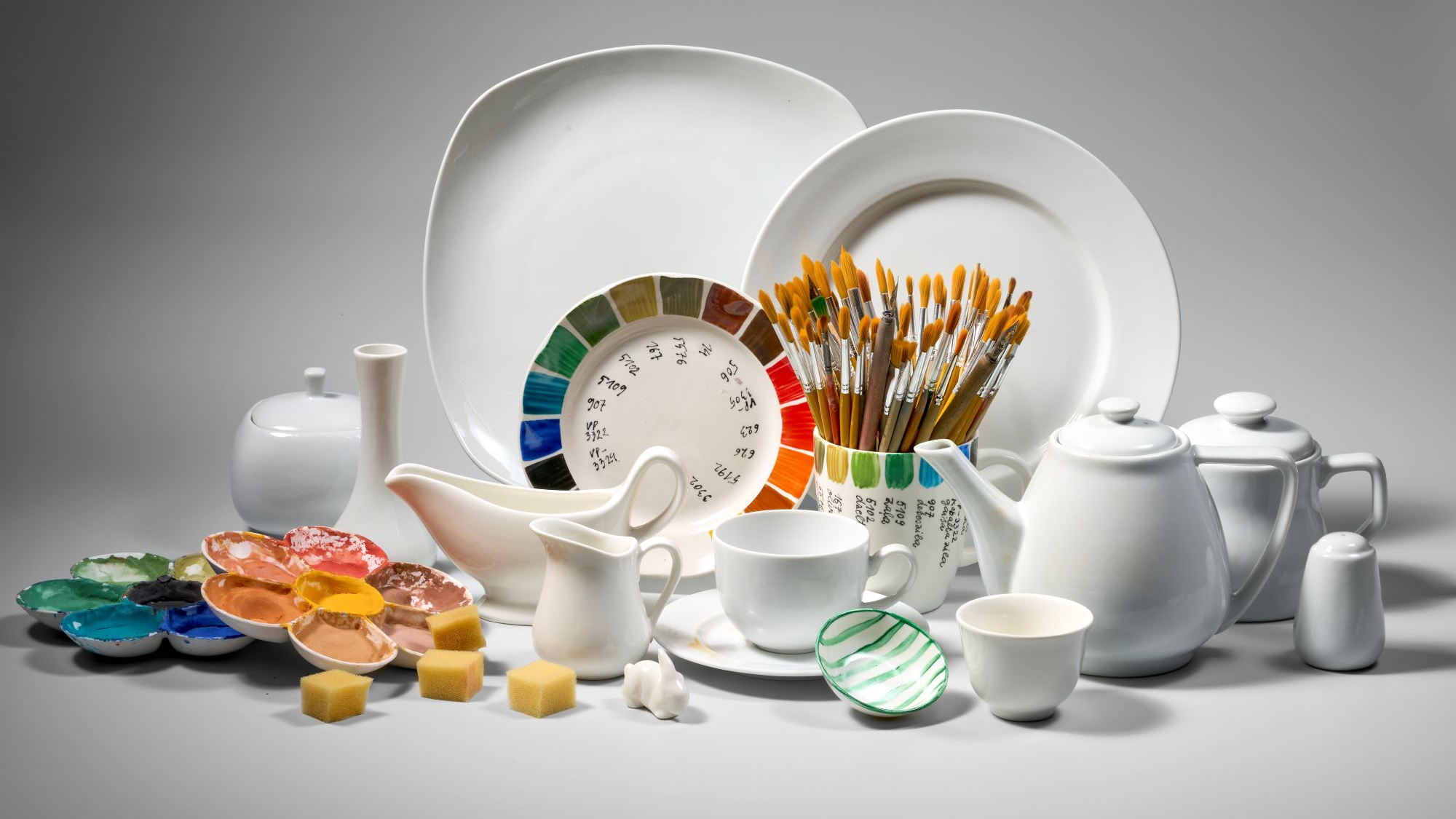 Rīgas Porcelāna muzejā porcelāna dekorēšanas darbnīca  “Porcelāna polihroma apgleznošana”