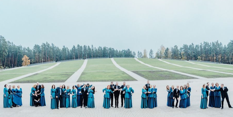 Jauktā kora Muklājs foto Mežaparka estrādē