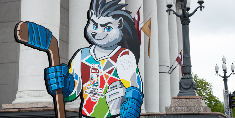 Rīgas ielās ezis “Spiky”gaida hokeja līdzjutējus