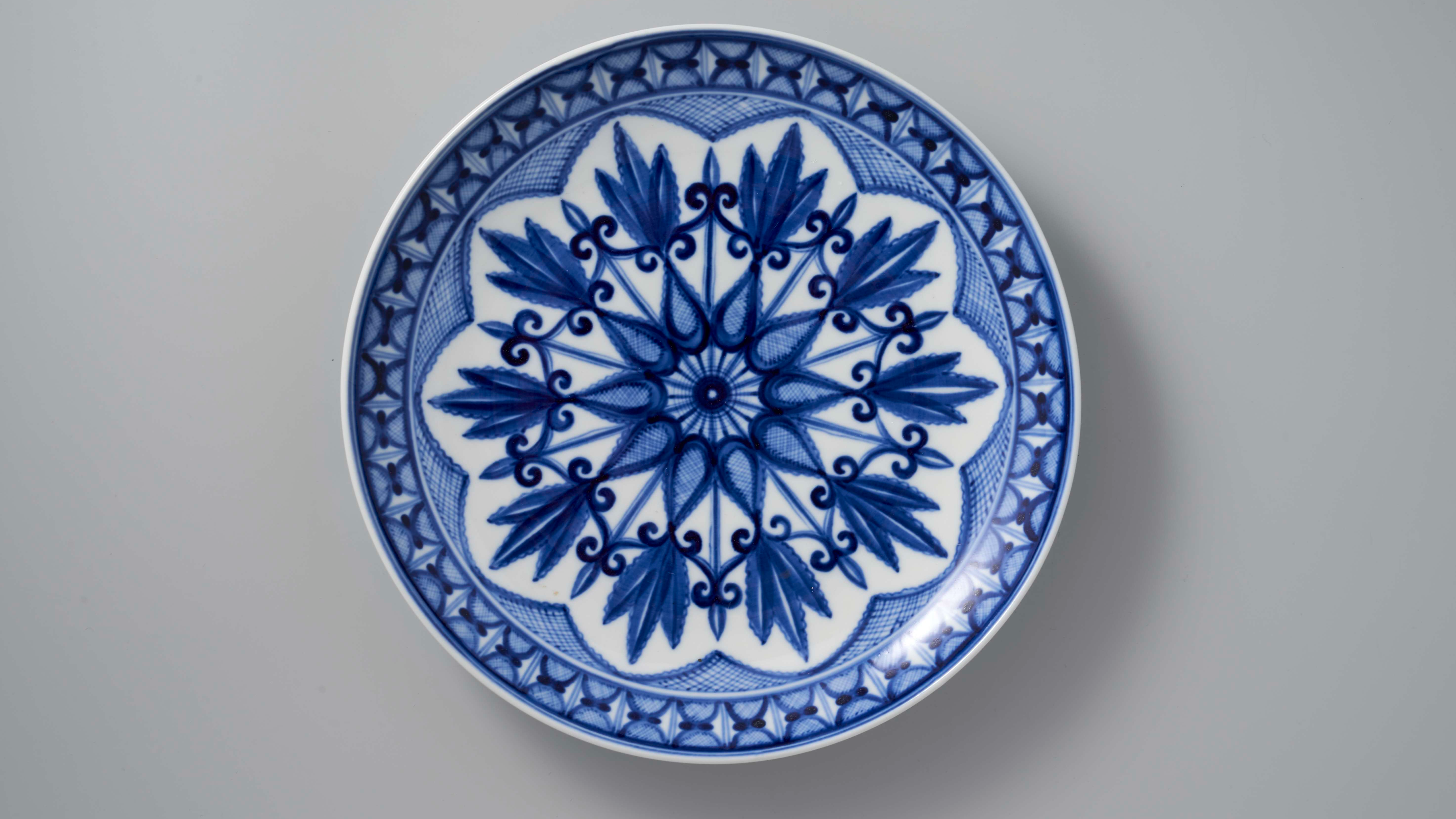 Rīgas Porcelāna muzejā apskatāma  krājuma izstāde  “Taisija Poluikeviča. Trauslais spēks”