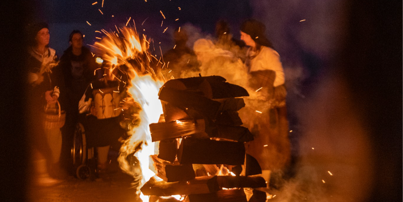 Ar rituāliem, dziesmām un diskusijām par Baltijas jūru augusta izskaņā Rīgas piejūras apkaimēs noritēs Senās uguns nakts